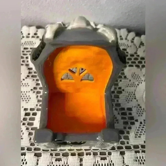 Bath & Body Works: Halloween Haunted House Ceramic Foaming Hand Soap Holder 2016 - Picture 4 of 6